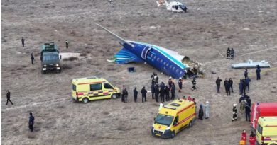 Avião com mais de 60 pessoas cai no Cazaquistão; VÍDEO mostra momento da queda