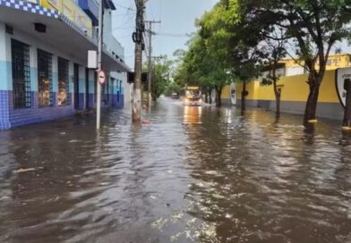 Bairros de Porto Alegre alagam após chover em 24 horas mais da metade da média de janeiro