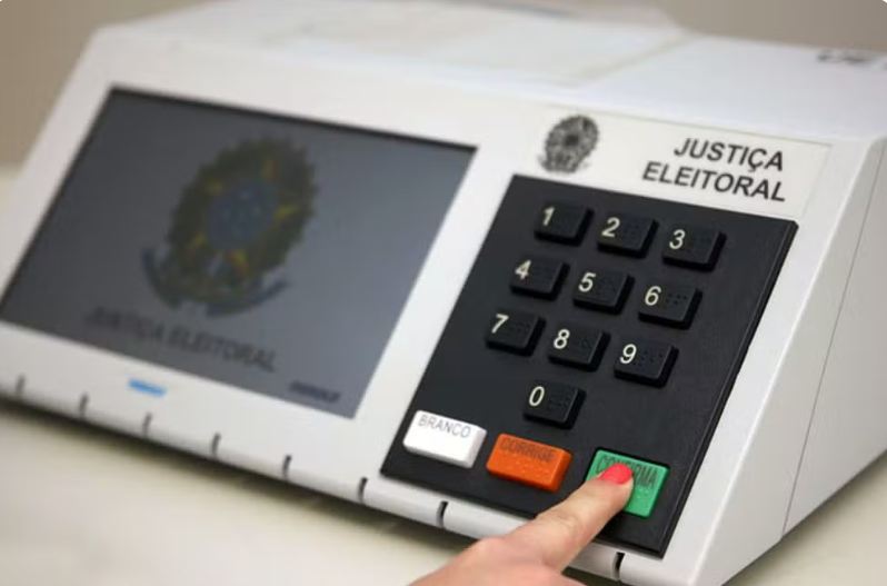 Datafolha: Lula, 39%; Flávio Bolsonaro, 33%; Ronaldo Caiado; 5%; Renan Santos; 4%; Zema, 3%; Augusto Cury, 2%.