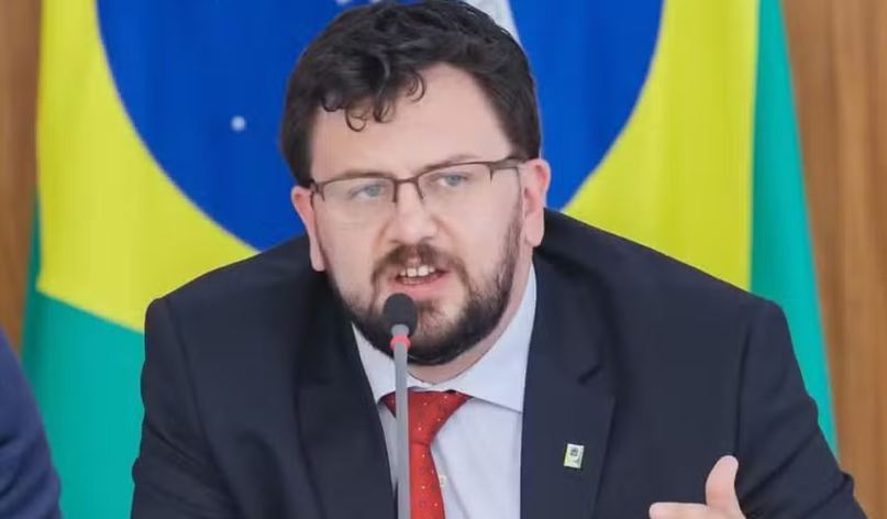 Ex-chefe de gabinete de Lula recebeu de empresária ligada a Lulinha minuta de contrato de venda de canabidiol ao Ministério da Saúde.